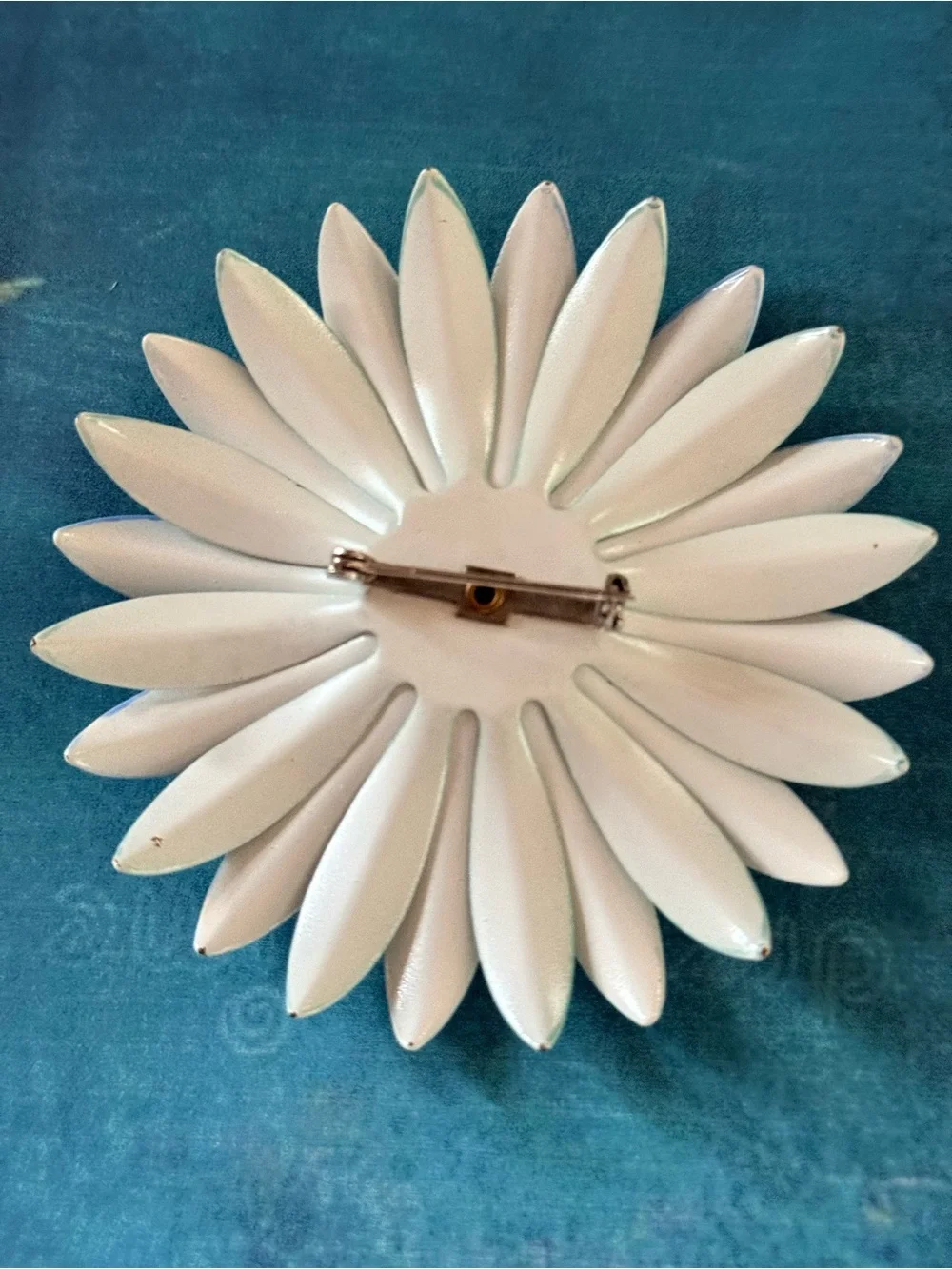 Decorative Daisy Enamel Brooch. White and Blue